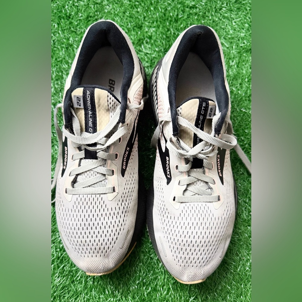Brooks Women’s Athletic Shoes in Cream and Black‎ Size 10